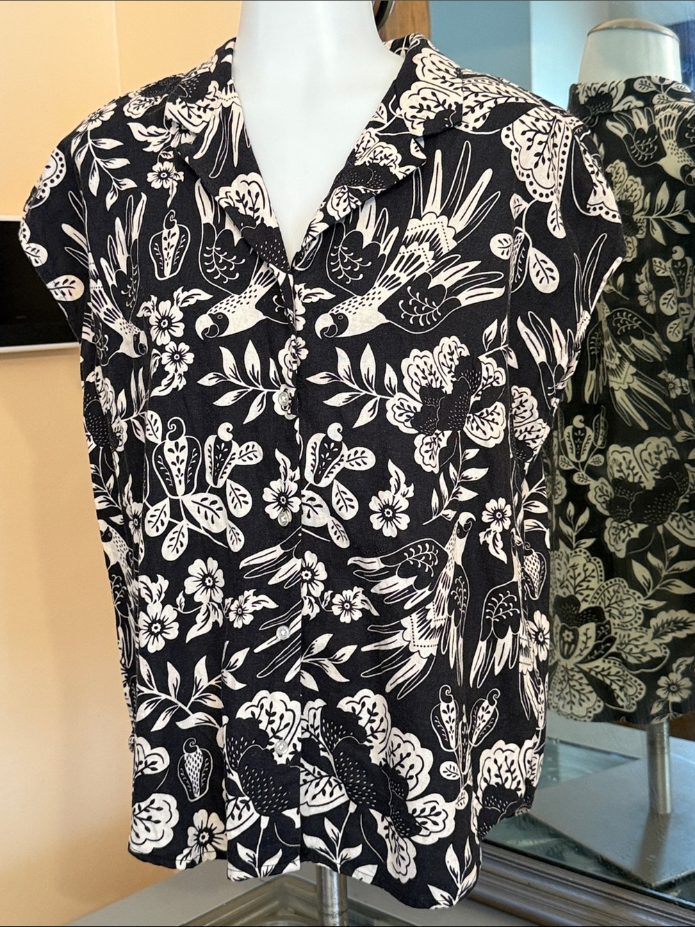 T Tahari Medium Linen Blend Black and White Floral & Bird Button Front Blouse